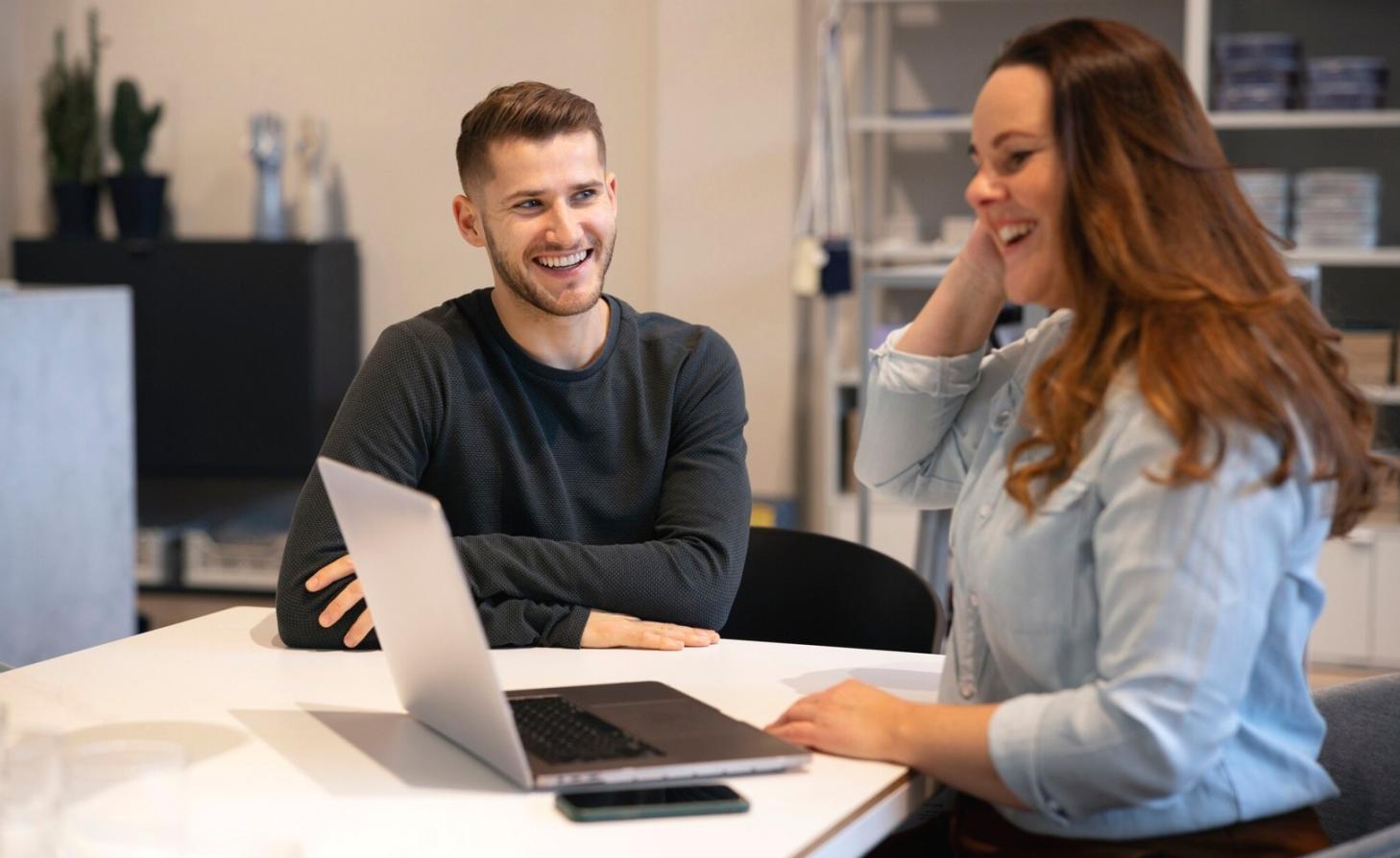 Teilnehmer bei der Arbeit an Finanzmodellen